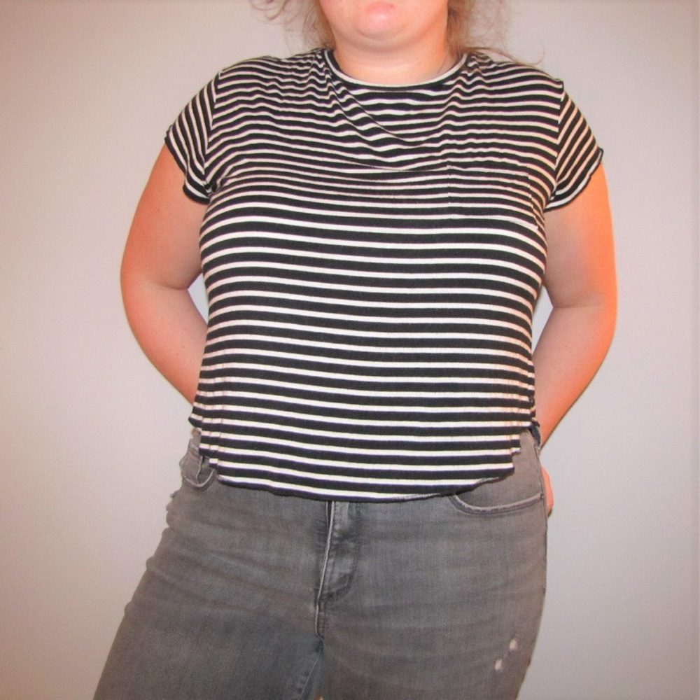 black and white sexy & soft crop top from AEO👽